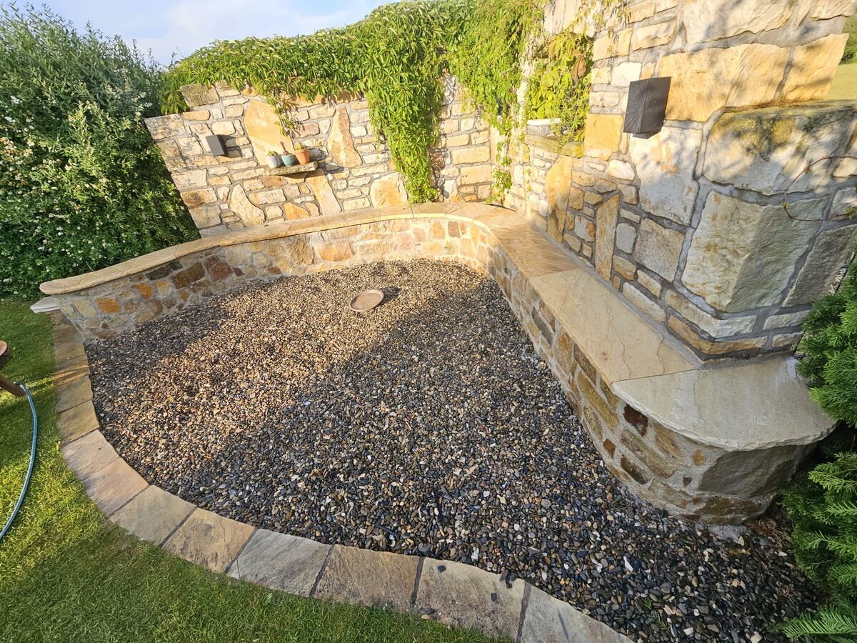 Natursteinmauer mit Sitzbank